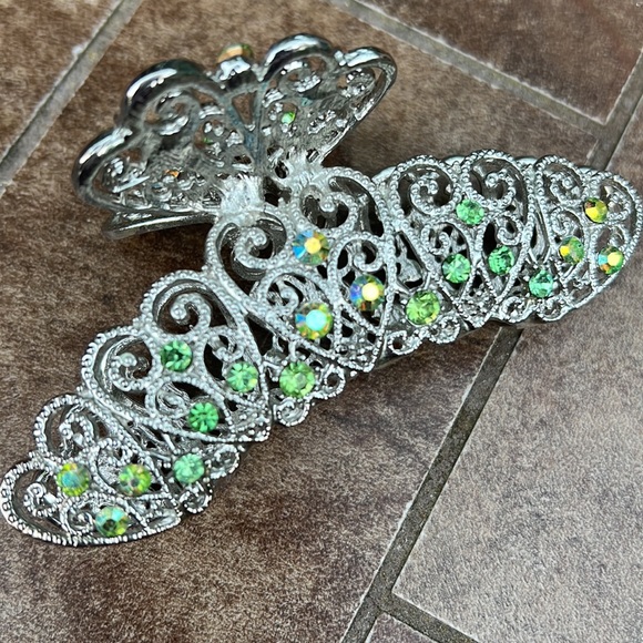 Gorgeous hair claw grasp accessory. Silver toned with green crystals both sides - Picture 3 of 5